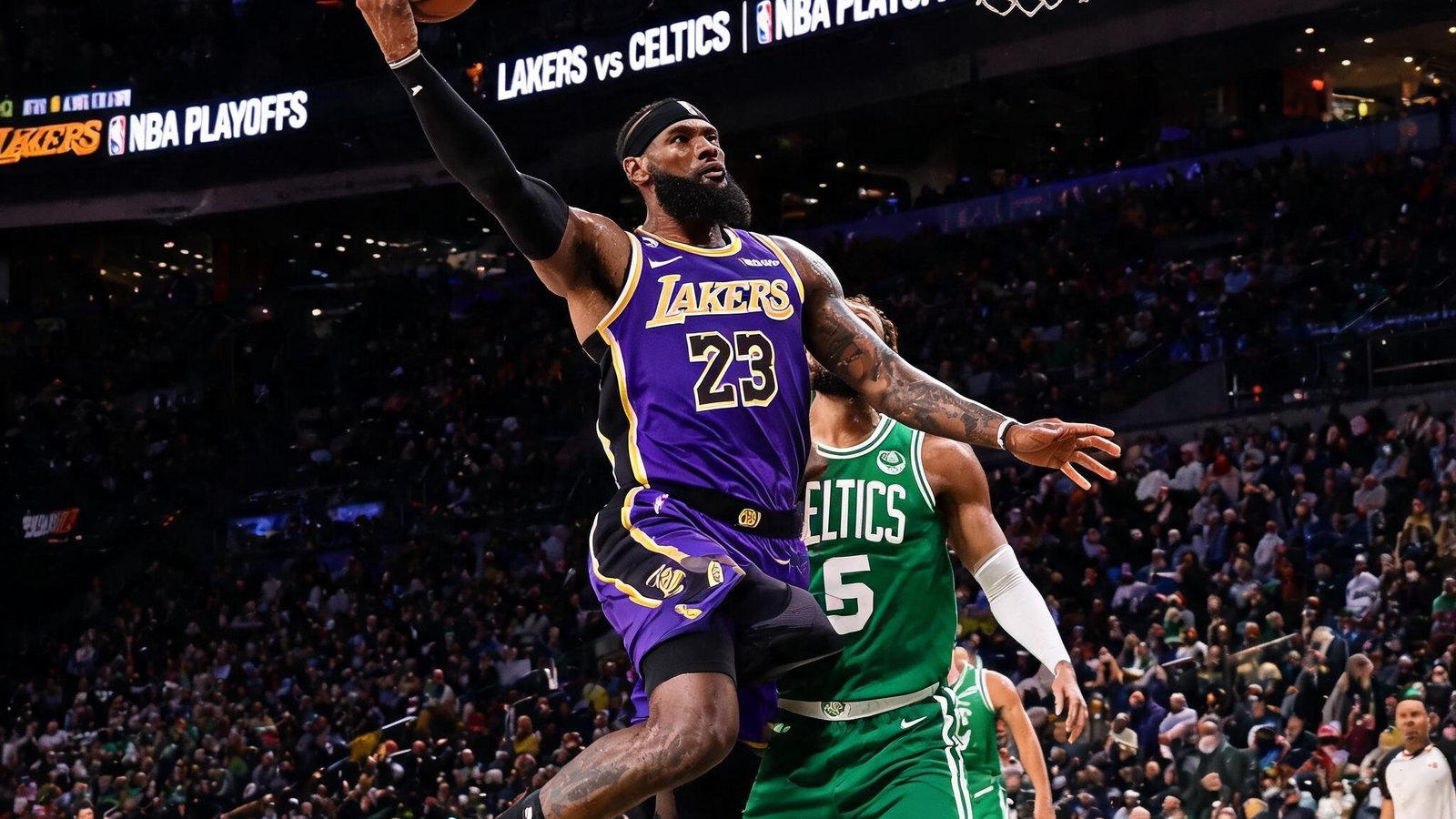 NBA季后赛洛杉矶湖人队对阵波士顿凯尔特人队，詹姆斯突破上篮
