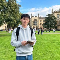 一位年轻男性留学生背景是海外校园